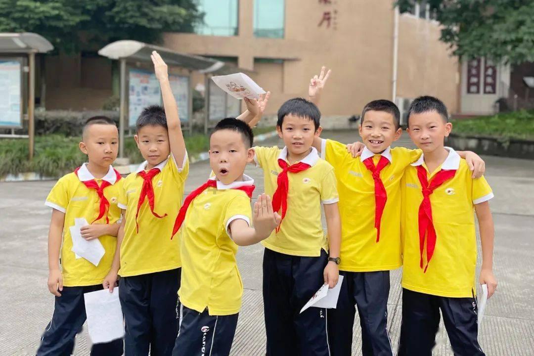 逃离海滩的女孩